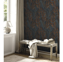 Woonkamer met vliesbehang met palmmotief, bank en daglicht