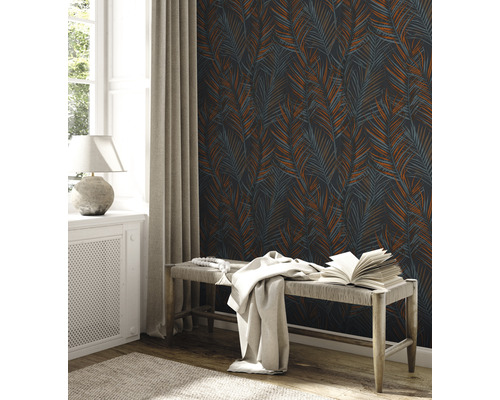 Woonkamer met vliesbehang met palmmotief, bank en daglicht