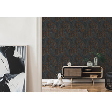 Woonkamer met patroonbehang, dressoir en hond