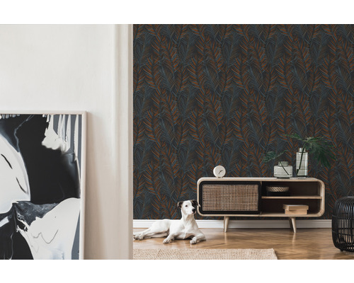 Woonkamer met patroonbehang, dressoir en hond