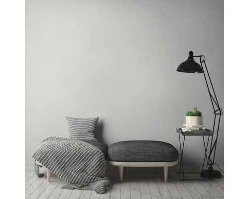 Woonkamer met daybed, kruk, vloerlamp en bijzettafel