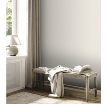 Lichte kamer met raam, gordijn, bank, boek en decoratie