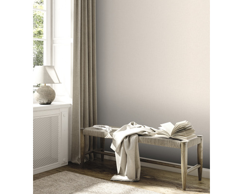 Lichte kamer met bank, boek, doek en decoratie naast raam met gordijn