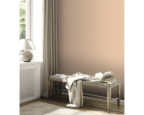 Woonkamer met beige behang, bank en decoratie