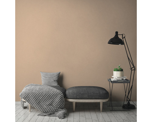 Lichte ruimte met zitje, vloerlamp en kamerplant op bijzettafel