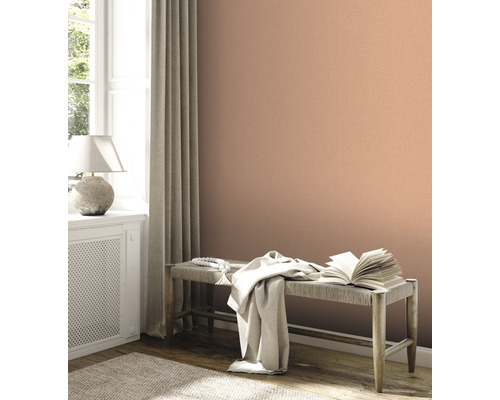 Lichte kamer met effen behang, bank en decoraties