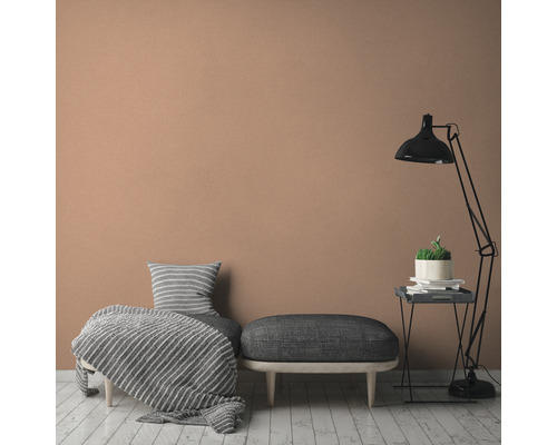 Lichte kamer met zitje, staande lamp en effen muur