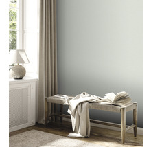 Lichte kamer met raam, gordijn, bank en decoratie