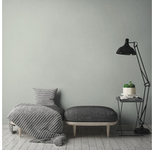 Interieur met zitmeubel, deken, kussen, lamp en bijzettafel