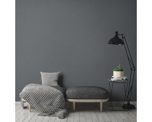 Inrichtingsidee met bijzettafel, lamp, bank en sprei in een heldere, moderne ruimte.