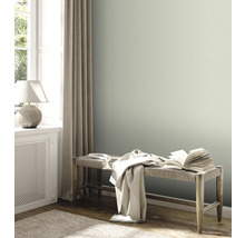 Lichte kamer met gestructureerd behang, bank en decoratieve elementen