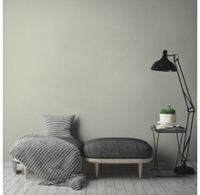 Woonkamerontwerp met daybed, kruk, staande lamp en bijzettafel