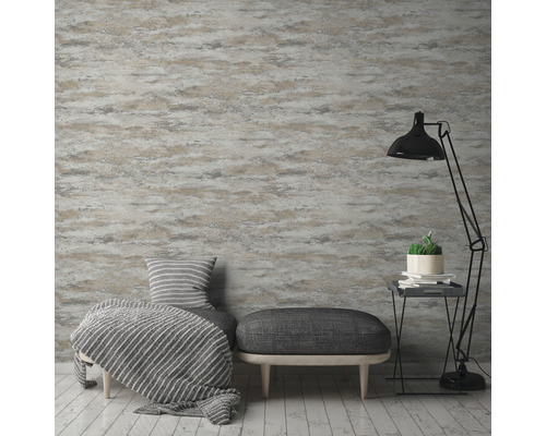 Kamerweergave met patroonbehang, bank en vloerlamp