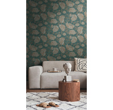 Woonkamer met patroonbehang, bank en decoraties op een houten tafel