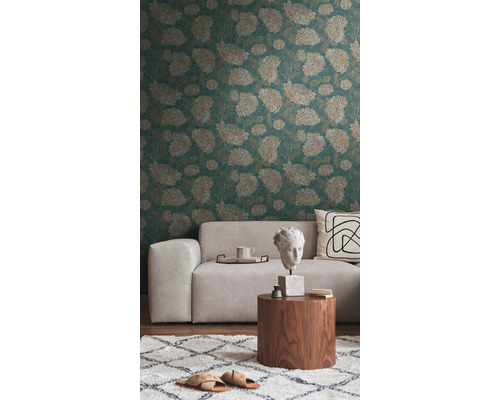 Woonkamer met patroonbehang, bank en decoraties op een houten tafel