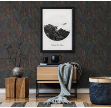 Decoratieve kamer met behang met patroon, ladekast, afbeelding en accessoires