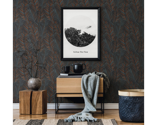 Decoratieve kamer met behang met patroon, ladekast, afbeelding en accessoires