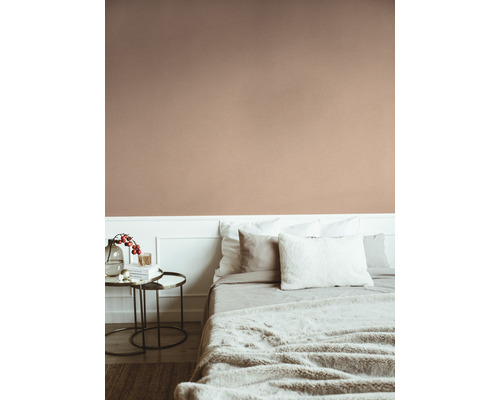 Slaapkamer met tweepersoonsbed, nachtkastje en gestructureerd behang