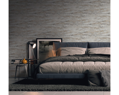 Slaapkamer met patroonbehang, bed, nachtkastje en vloerkleed