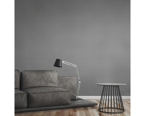 Woonkamer met grijs behang, bank, vloerlamp en bijzettafel