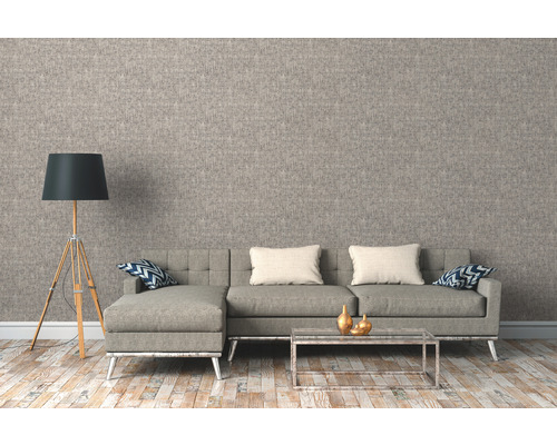 Woonkamer met grijs textielbehang, bank en staande lamp