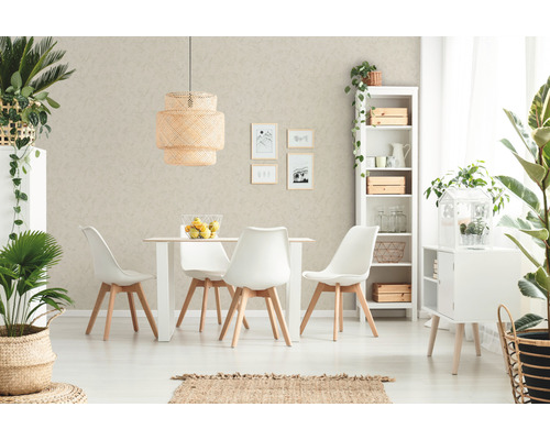 Lichte eetkamer met eettafel, stoelen, hanglamp en decoratie