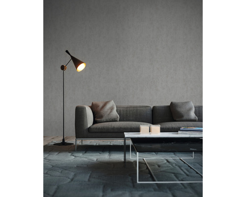 Woonkamer met bank, vloerlamp en salontafel