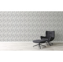 Kamerweergave met patroonbehang en fauteuil met voetenbank