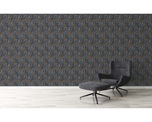 Woonkamer met behang met patroon en fauteuil met voetenbank