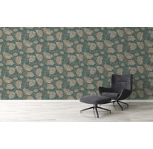 Wand met bloemenbehang en fauteuil met voetenbank
