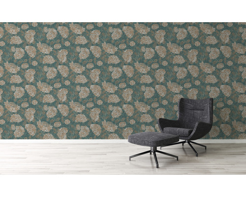 Wand met bloemenbehang en fauteuil met voetenbank