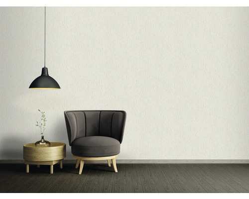 Woonkamer met fauteuil, bijzettafel en hanglamp