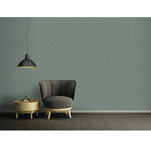 Interieur met fauteuil, lamp, wand en bijzettafel