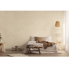 Slaapkamer met een muurbehang in steenlook en een bed