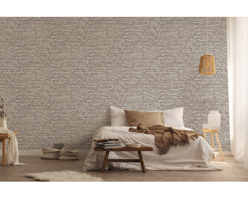 Slaapkamer met bed en stenen design wandbekleding