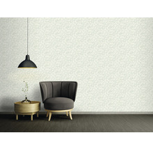 Decoratief interieur met bloemetjesbehang, fauteuil en lamp
