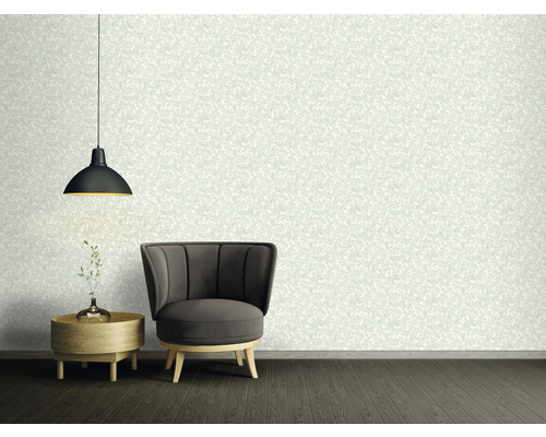 Decoratief interieur met bloemetjesbehang, fauteuil en lamp