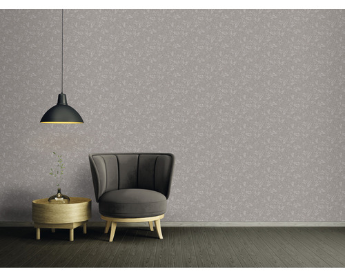 Inrichtingsvoorbeeld met fauteuil, bijzettafel en patroonbehang