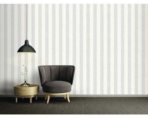 Decoratieve kamer met gestreept behang, fauteuil, lamp en bijzettafel