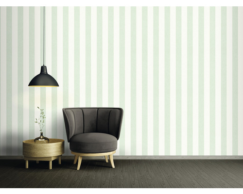 Inrichtingsidee met gestreept behang, fauteuil en lamp