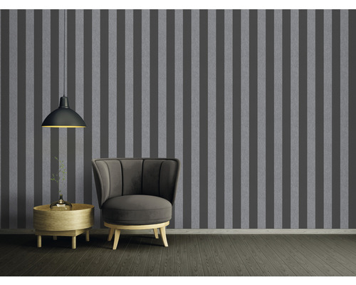 Woonkamer met grijs gestreept behang, fauteuil en bijzettafel