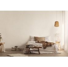 Lichte slaapkamer met bed, houten tafel, lamp en decoratieve elementen