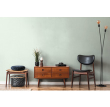 Retro woonkamer met houten dressoir, stoel en vloerlamp