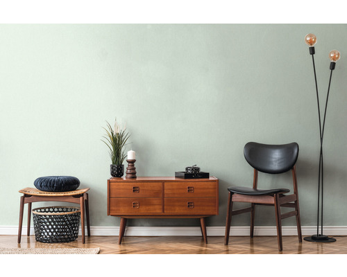 Retro woonkamer met houten dressoir, stoel en vloerlamp