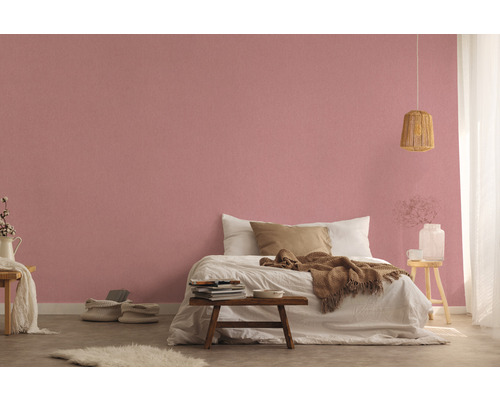 Slaapkamer met bed en behangen muur