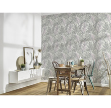Eetkamer met eettafel, stoelen en een muur met bladerbehang