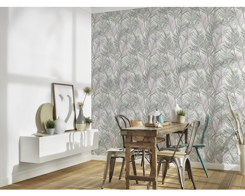 Eetkamer met eettafel, stoelen en een muur met bladerbehang