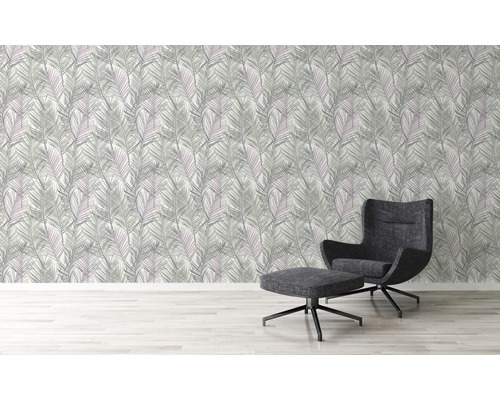 Woonkamer met bladerbehang en fauteuil met voetenbank