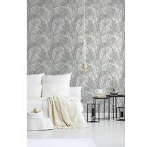 Slaapkamer met behang met print, bed, bijzettafels en decoratie