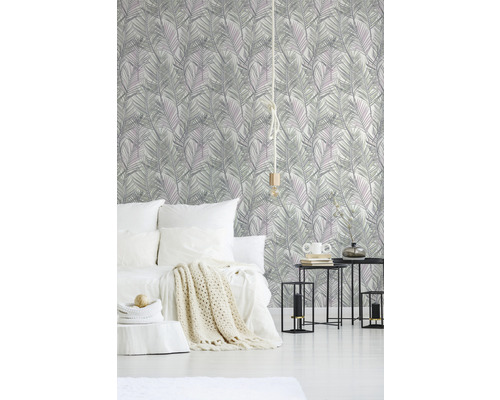 Slaapkamer met behang met print, bed, bijzettafels en decoratie